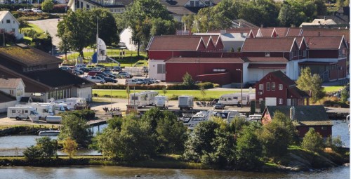 Bobilparkeringen ved sjøen i Ølen