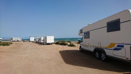 Bobilparkering ved stranden Carabassí.