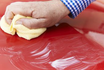   VIKTIG VÅRPUSS: Å polere bilen forhindrer rustangrep og får lakken til å skinne igjen. (Foto: Colourbox)