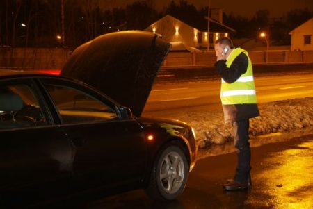 Om bilen må på verksted med motorskade eller alvorlig elektronisk feil kan regningen bli ubehagelig høy dersom man ikke har garanti som dekker slike tilfeller. (ill. foto)