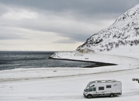 SESONG HELE ÅRET: Etterspørselen etter bobiler har holdt seg godt oppe gjennom senhøsten og inn i den kalde årstiden. Helårsbruk blir aktuelt for stadig flere, tror bransjefolk, og viser til at også vinteren kan by på unike caravan-opplevelser. (Foto: Ferda/Carthago) 